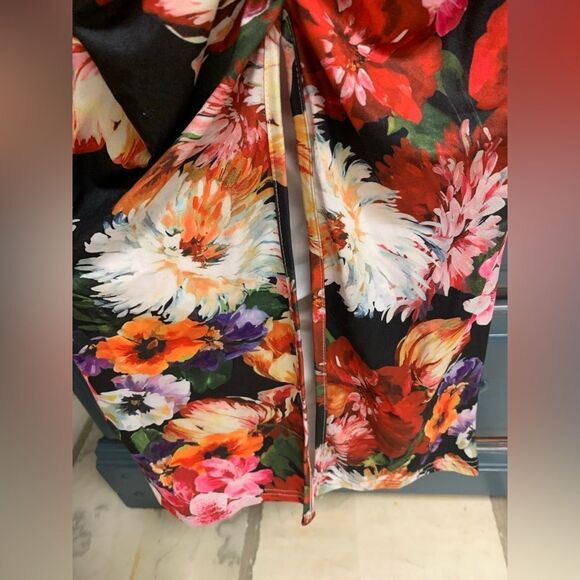 NWT! Beautiful Floral Dress - Picture 5 of 9